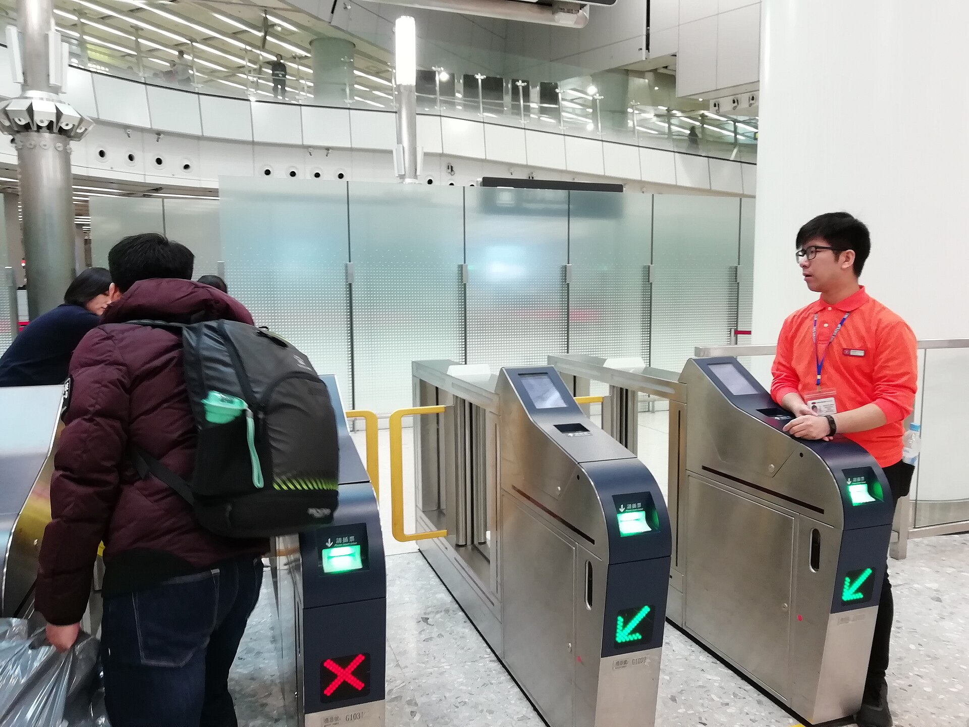 香港西九龙站入境区域前的闸机