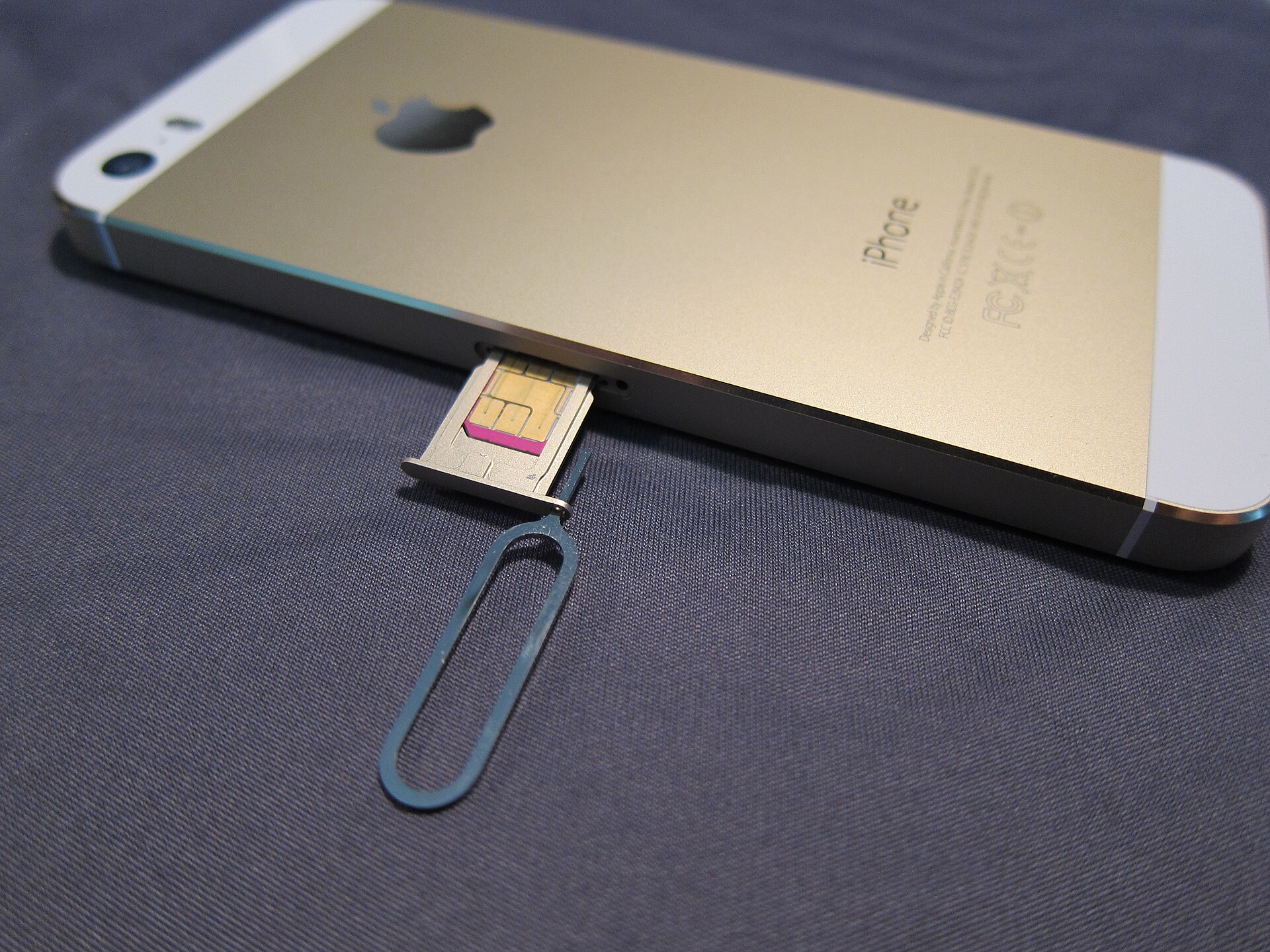 旧款iPhone 5s的实体SIM卡槽示意